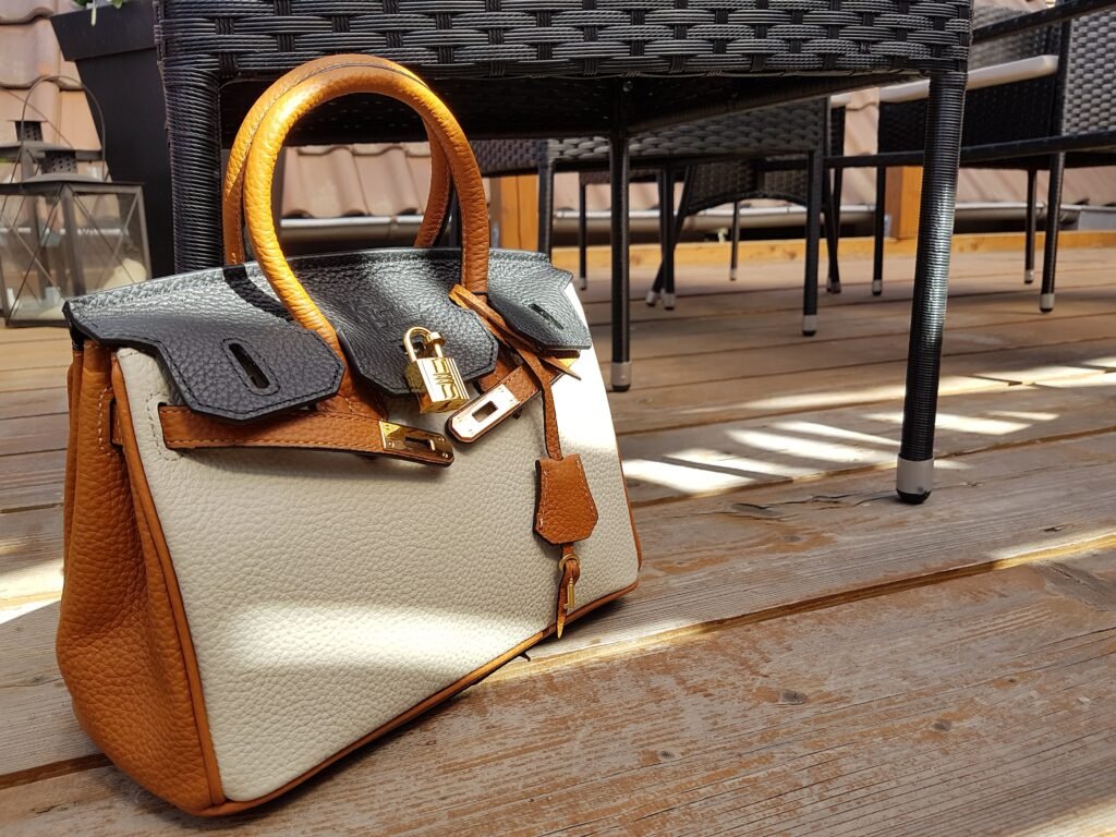 Τσάντα Hermès Birkin σε τριχρωμία δέρματος πάνω σε ξύλινο δάπεδο