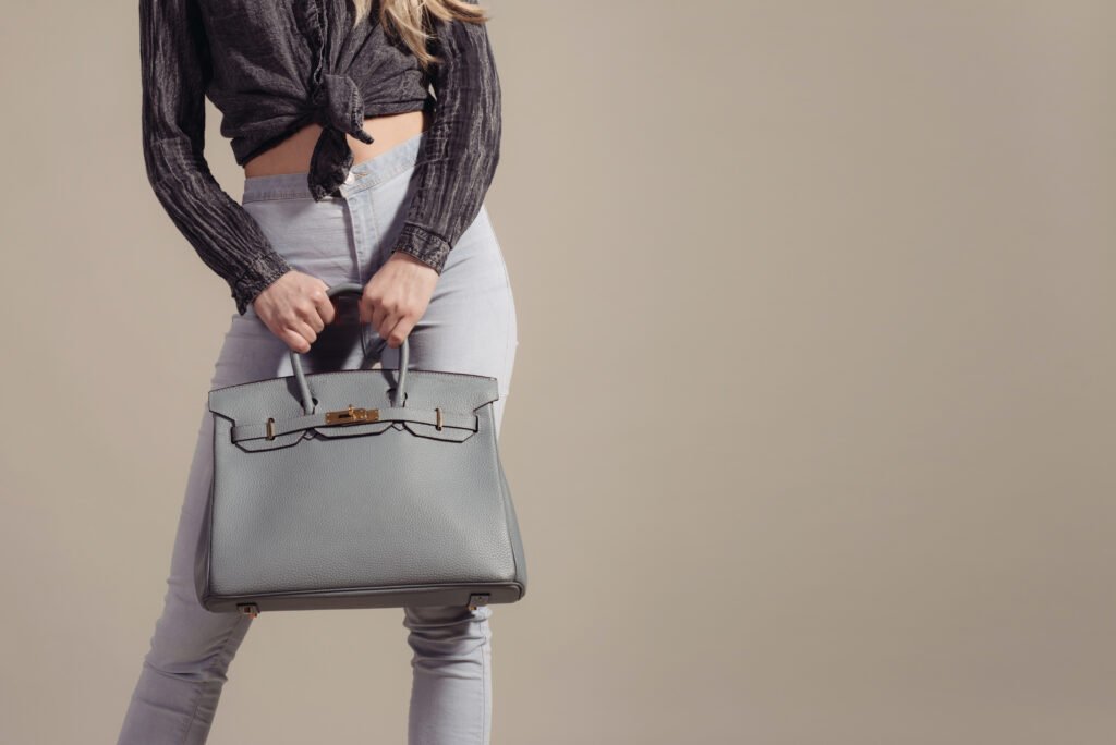 Γυναίκα κρατά τσάντα Hermès Birkin σε γκρι χρώμα