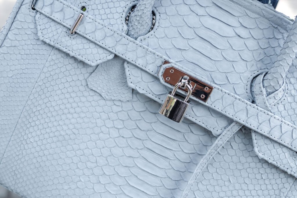 Τσάντα Hermès Birkin από δέρμα πύθωνα σε ανοιχτό γαλάζιο χρώμα