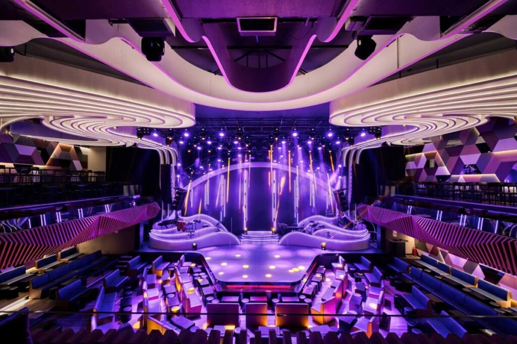 Εντυπωσιακός φωτισμένος εσωτερικός χώρος και σκηνή στο Κέντρο Αθηνών