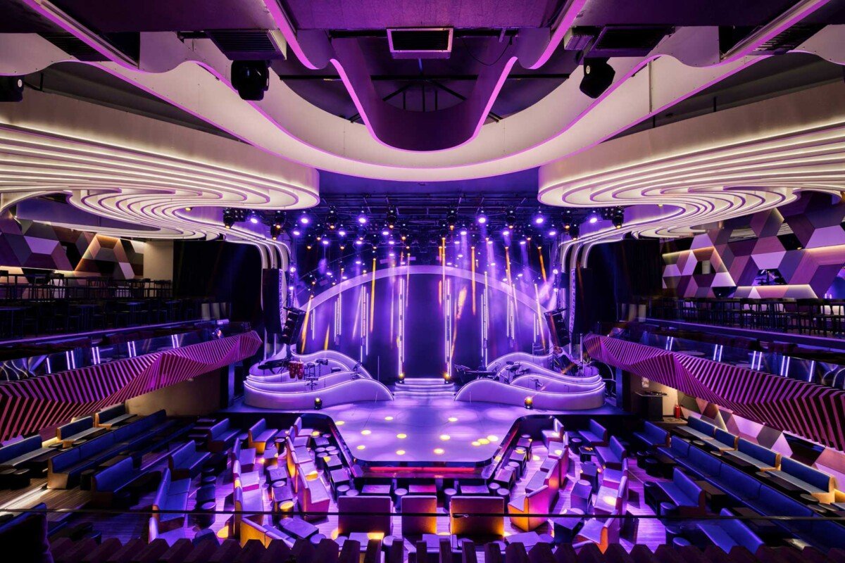 Η σκηνή του Κέντρου Αθηνών με εντυπωσιακό φωτισμό, έτοιμη να υποδεχτεί τον Κωνσταντίνο Αργυρό και τη Josephine