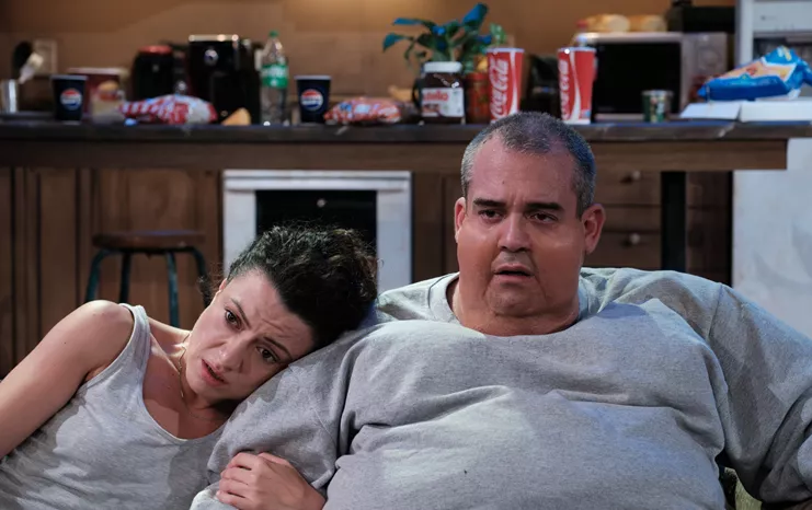 Ο Πυγμαλίων Δαδακαρίδης στον ρόλο του Τσάρλι στην παράσταση «Η Φάλαινα» που επιστρέφει για 2η χρονιά στο Θέατρο Νέος Ακάδημος.