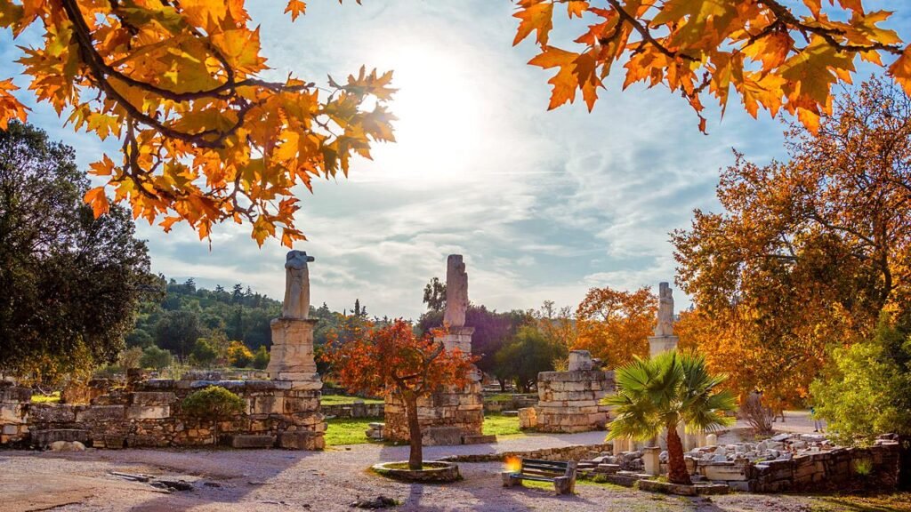 Φθινόπωρο στην Αθήνα 2025 – αρχαιολογικός χώρος με φθινοπωρινά χρώματα