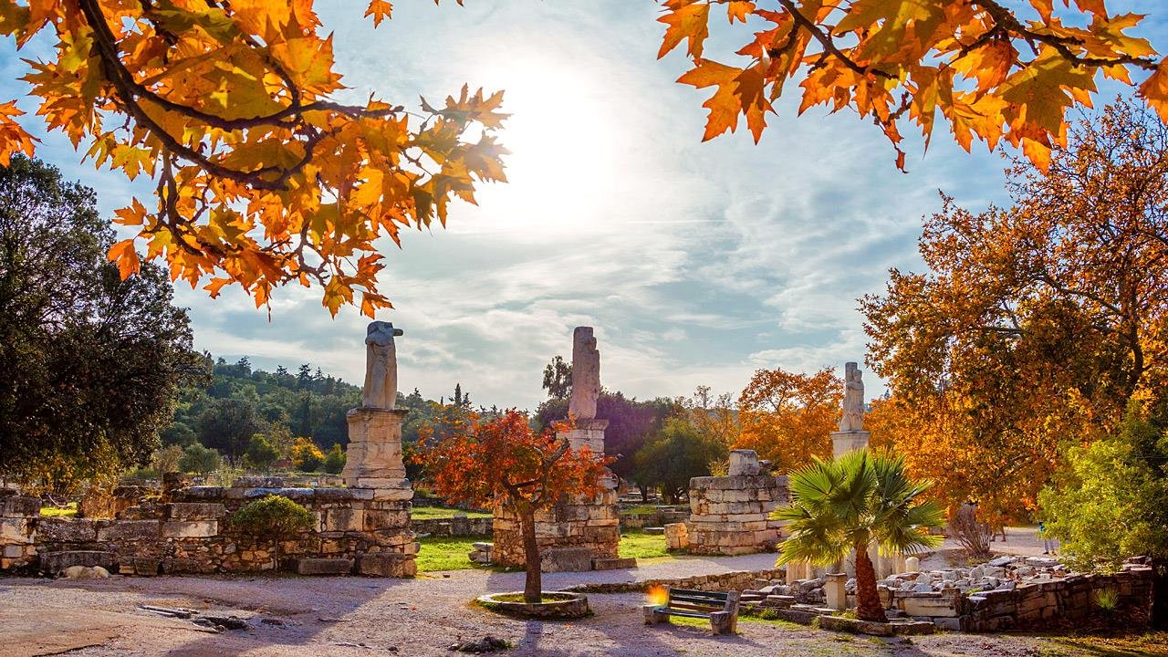Η Αθήνα το φθινόπωρο αποκαλύπτει την πιο γοητευτική της πλευρά.