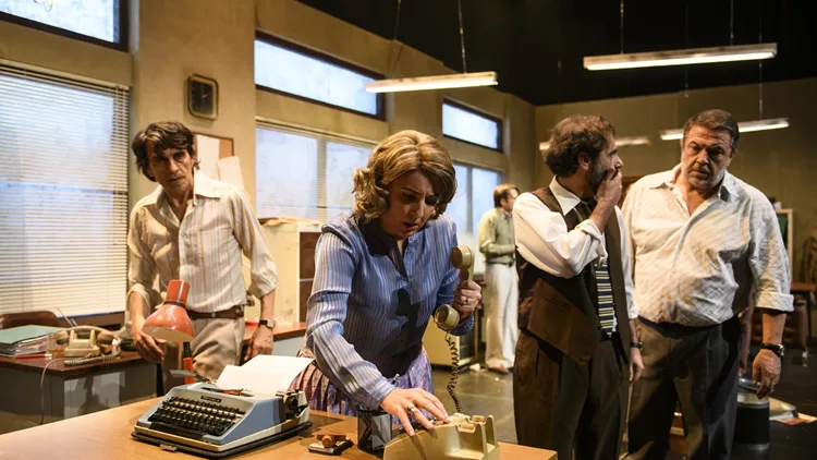 Οι ηθοποιοί σε έντονη στιγμή από την παράσταση «Ανεξάρτητα Κράτη», που επιστρέφει για δεύτερη χρονιά στο Θέατρο Χώρα.