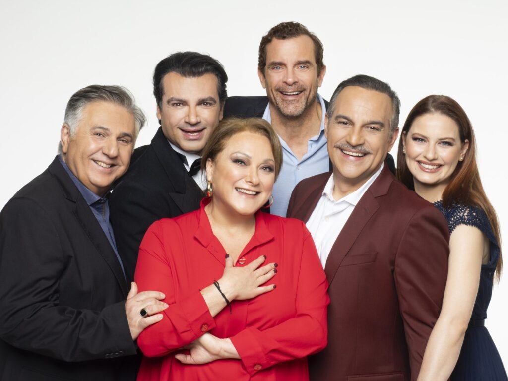 Το καστ της παράστασης «Το Όνομα» στο Θέατρο Αθηνά με τον Κωνσταντίνο Μαρκουλάκη και τους πρωταγωνιστές.