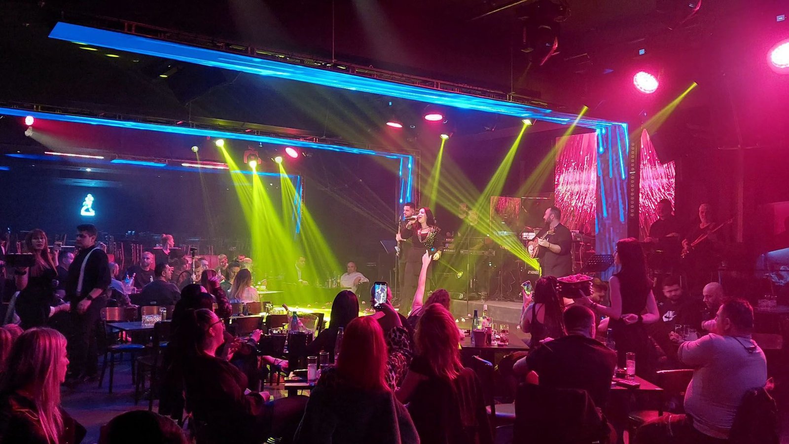 Η ατμόσφαιρα στο Athens Stage με δυνατά φώτα, γεμάτη πίστα και live ερμηνείες που ξεσηκώνουν το κοινό.