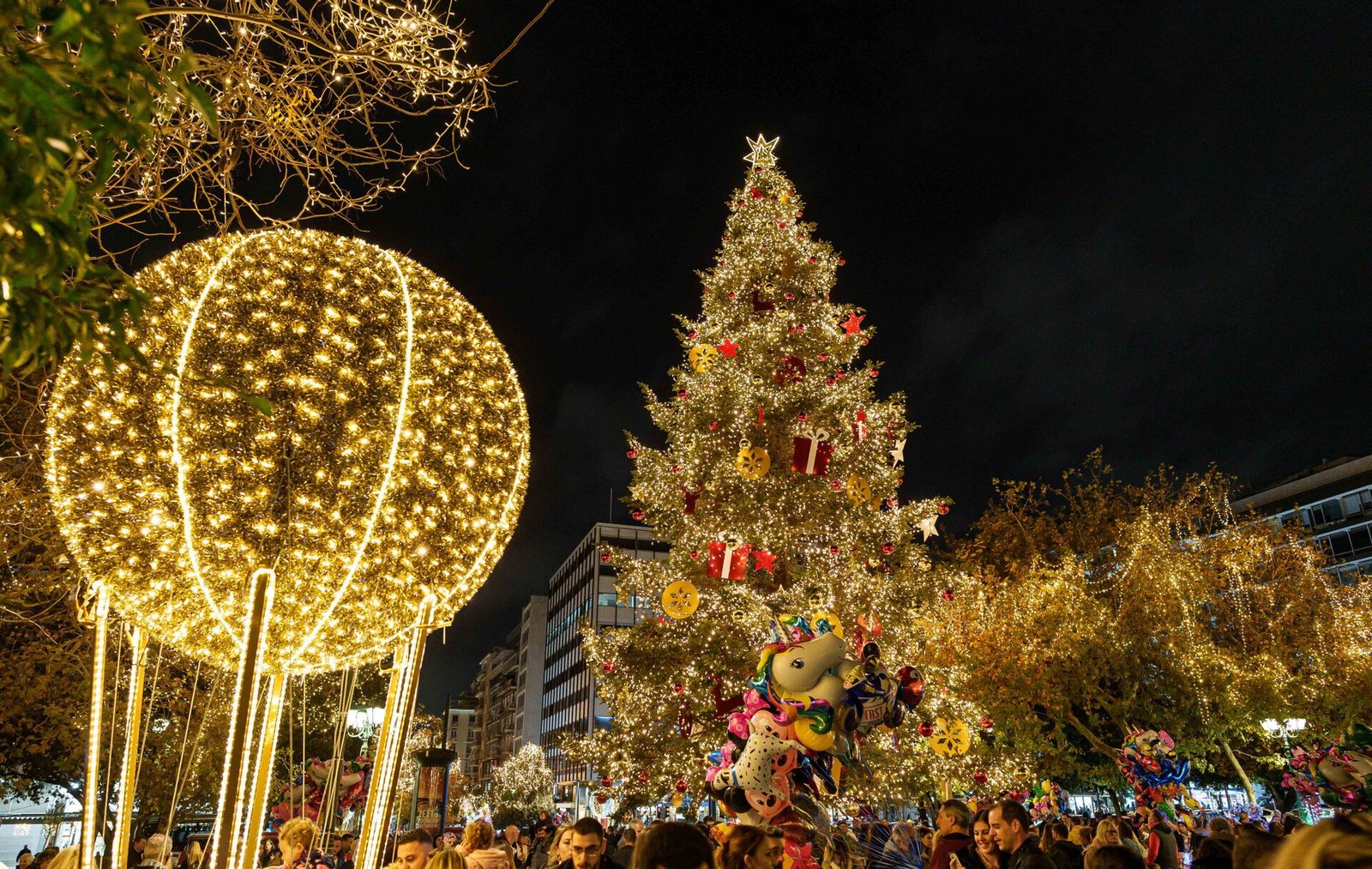 Το Σύνταγμα γεμίζει με φως και γιορτινή διάθεση τα Χριστούγεννα στην Αθήνα.
