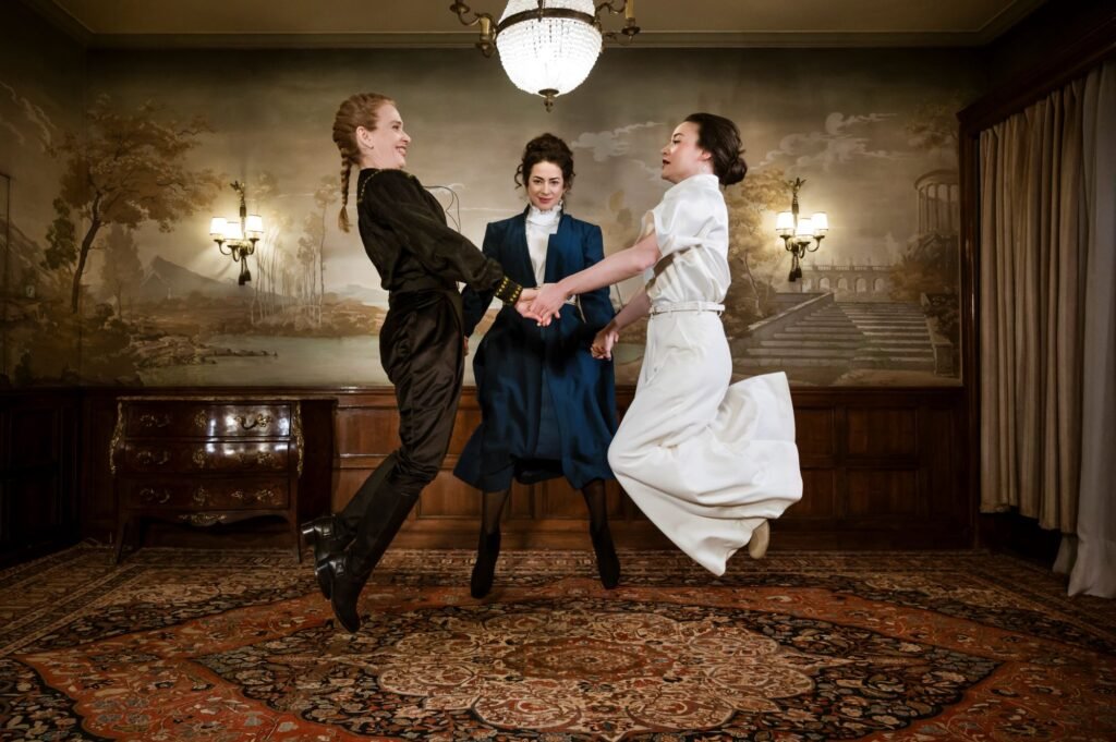 Οι Τρεις Αδερφές στο Εθνικό Θέατρο – σκηνή από την παράσταση σε σκηνοθεσία Μαρίας Μαγκανάρη