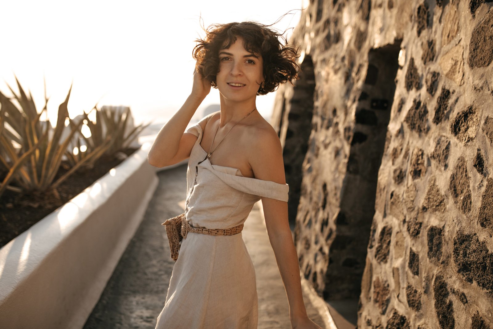 Η μινιμαλιστική αισθητική της αρχαιότητας ζει μέσα από τις καλοκαιρινές επιλογές στυλ