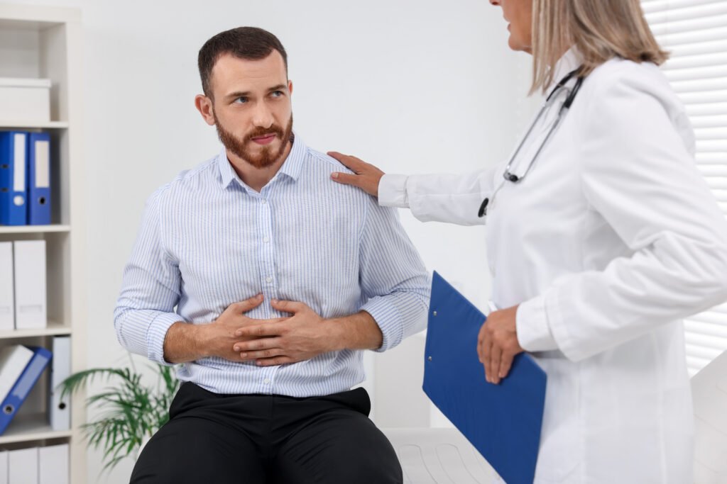 Γιατρός εξετάζει άνδρα με στομαχικό πόνο σε ιατρείο γαστρεντερολογίας στην Αθήνα