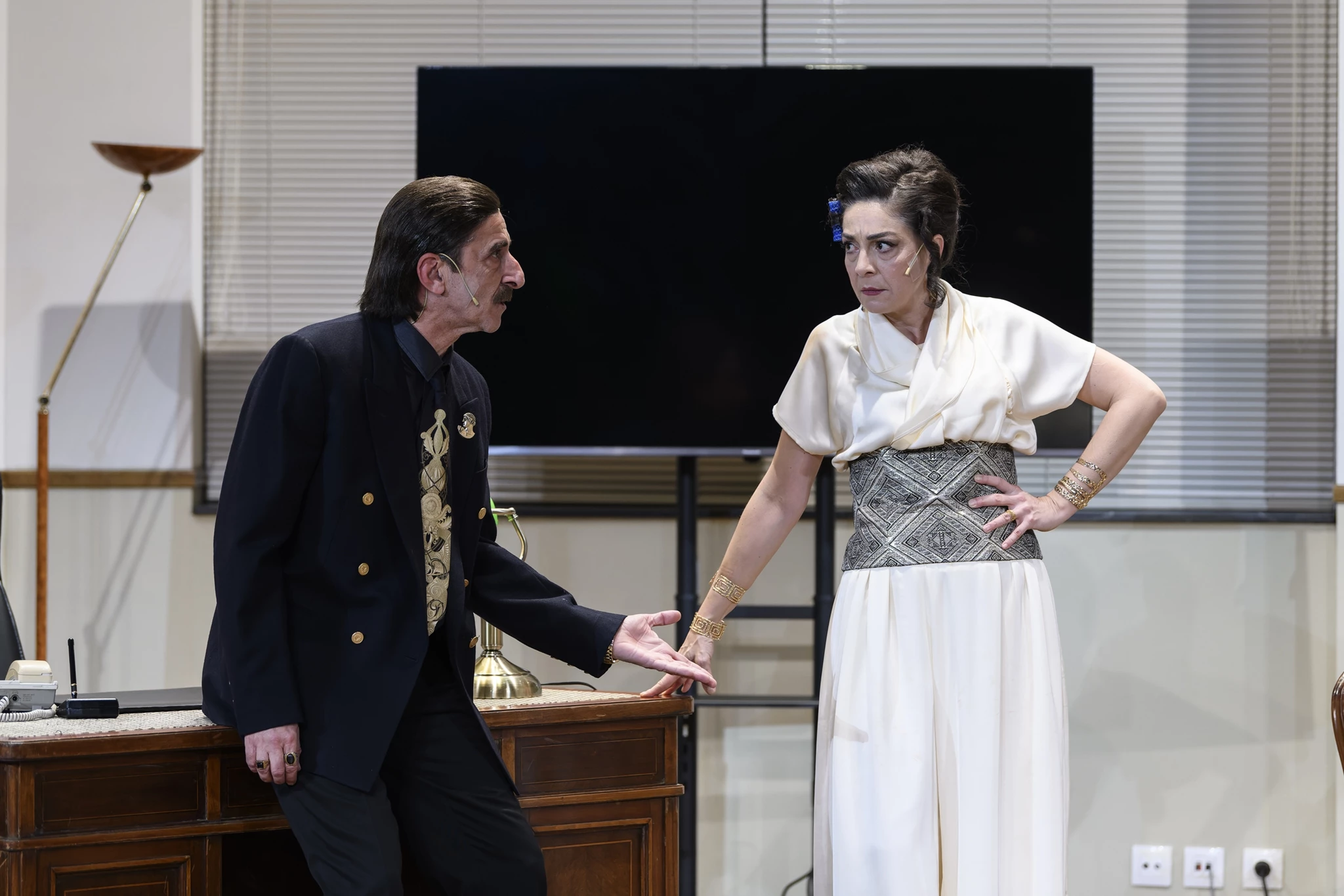 Οι ηθοποιοί σε μια δυνατή σκηνή από την κωμωδία «Η Καρυάτιδα!» στο Θέατρο ΚΑΠΠΑ