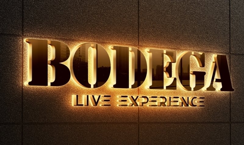 Λογότυπο Bodega Live Experience φωτισμένο στον εξωτερικό χώρο
