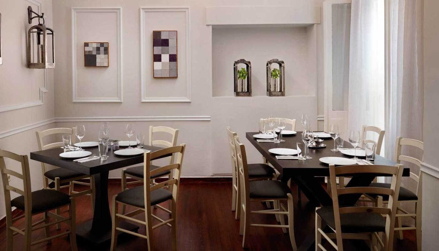 Ο λιτός και κομψός χώρος του εστιατορίου ΜΑΝΗΜΑΝΗ στο Κουκάκι