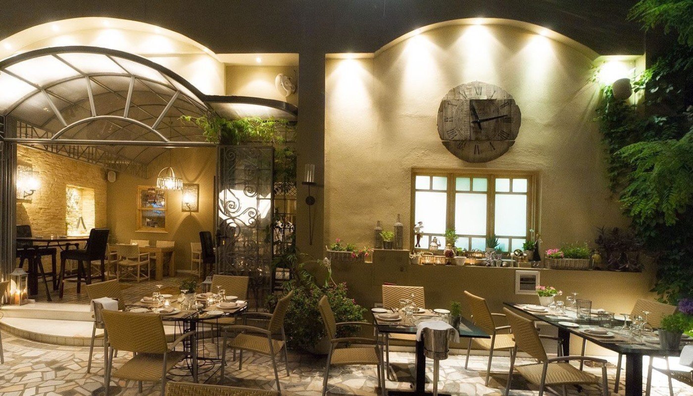 Η καλοκαιρινή αυλή του Aleria, ένας χώρος όπου η γαστρονομία συναντά την ατμόσφαιρα της πόλης.