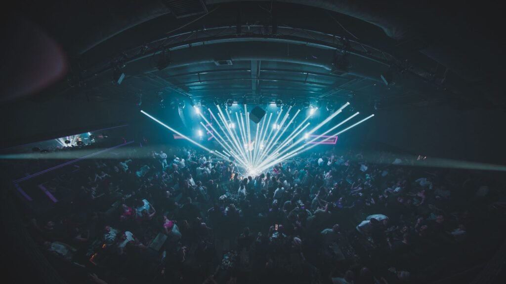 Romeo Club στην Παραλιακή γεμάτο κόσμο με εντυπωσιακά φώτα στη σκηνή