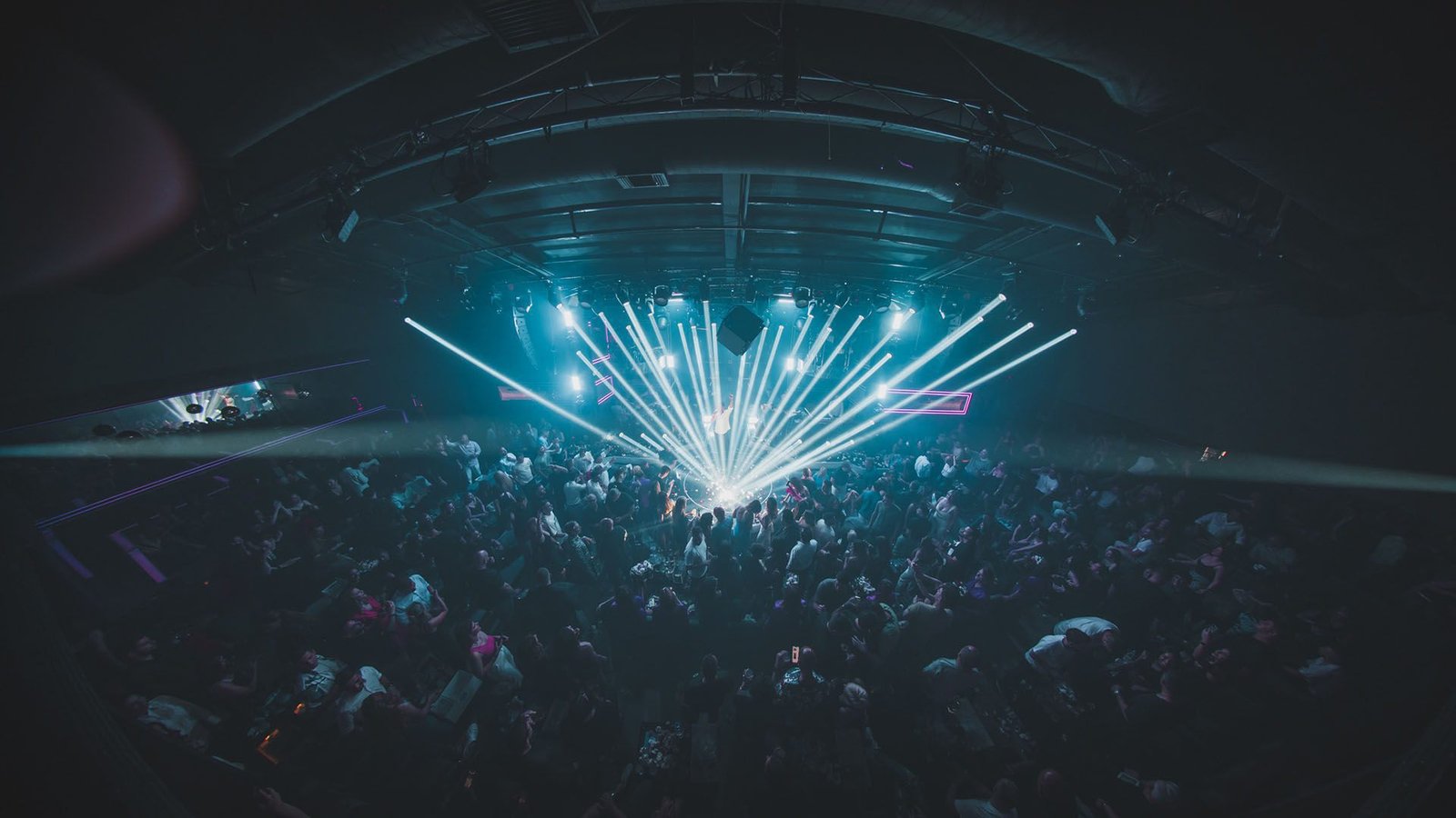 Η ατμόσφαιρα στο Romeo Club, με φώτα και πλήθος που απολαμβάνει τη βραδιά