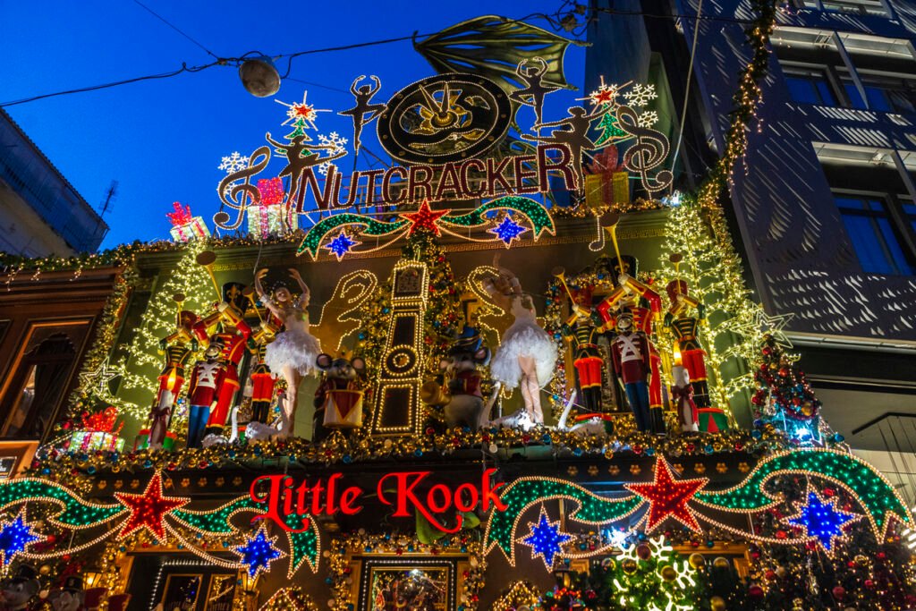 Εντυπωσιακή χριστουγεννιάτικη διακόσμηση στο Little Kook στο Ψυρρή, με φωτάκια, στρατιωτάκια και μπαλαρίνες.