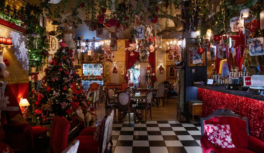 Εσωτερικό του Fairytale Café στη Νέα Φιλαδέλφεια, με εντυπωσιακή χριστουγεννιάτικη διακόσμηση και φωτάκια.