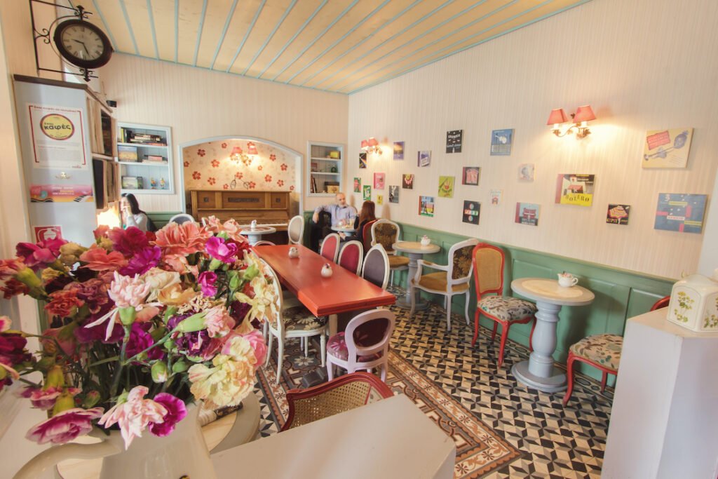 Cozy εσωτερικός χώρος του Petite Fleur στο Χαλάνδρι με ρετρό διακόσμηση και λουλούδια.