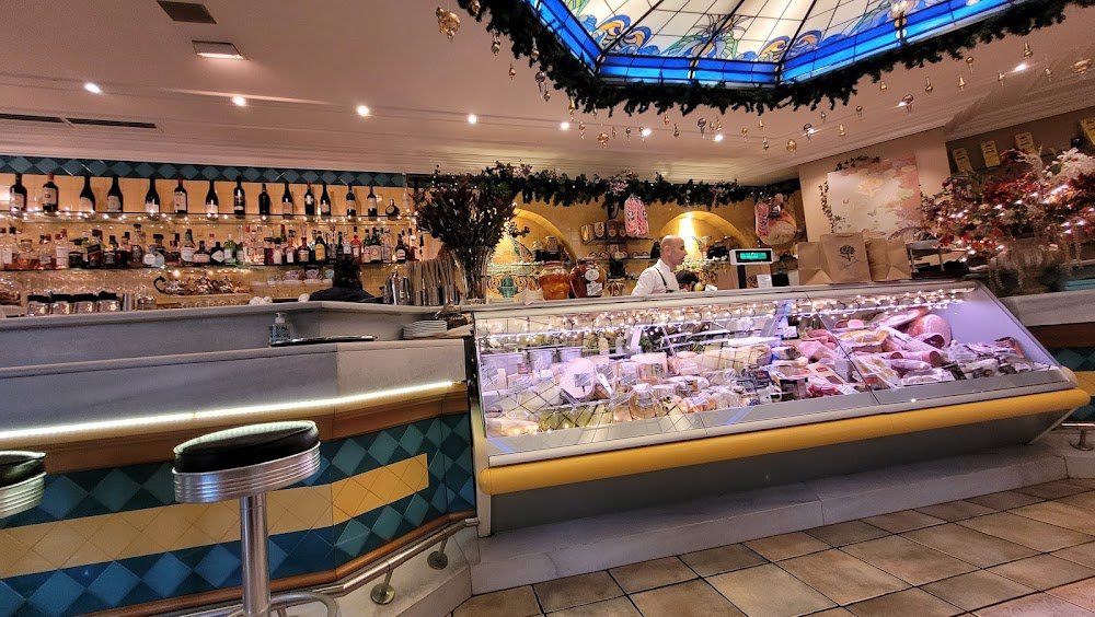 Εσωτερικό του Il Salumaio d’Atene στην Κηφισιά με ιταλική διακόσμηση και delicatessen βιτρίνα.