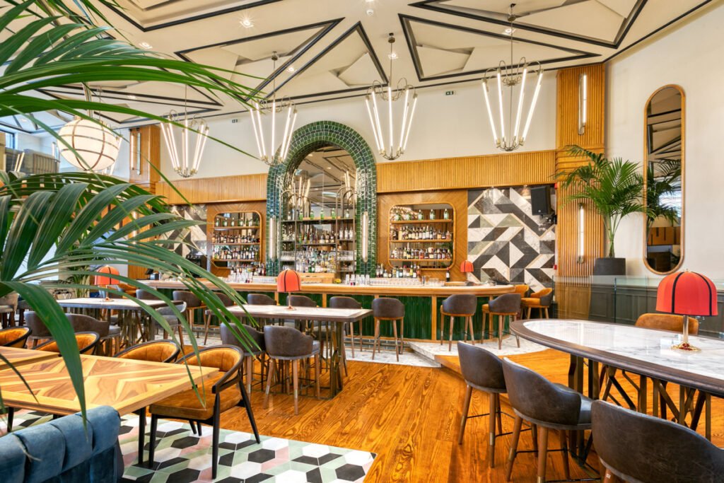 Εσωτερικός χώρος του Nuera Athens στη Γλυφάδα με art deco διακόσμηση και πολυτελές μπαρ.