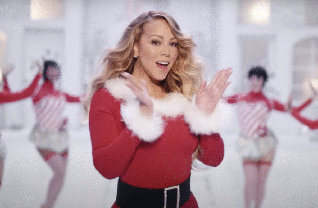 Mariah Carey σε σκηνή από το βίντεο του All I Want For Christmas Is You