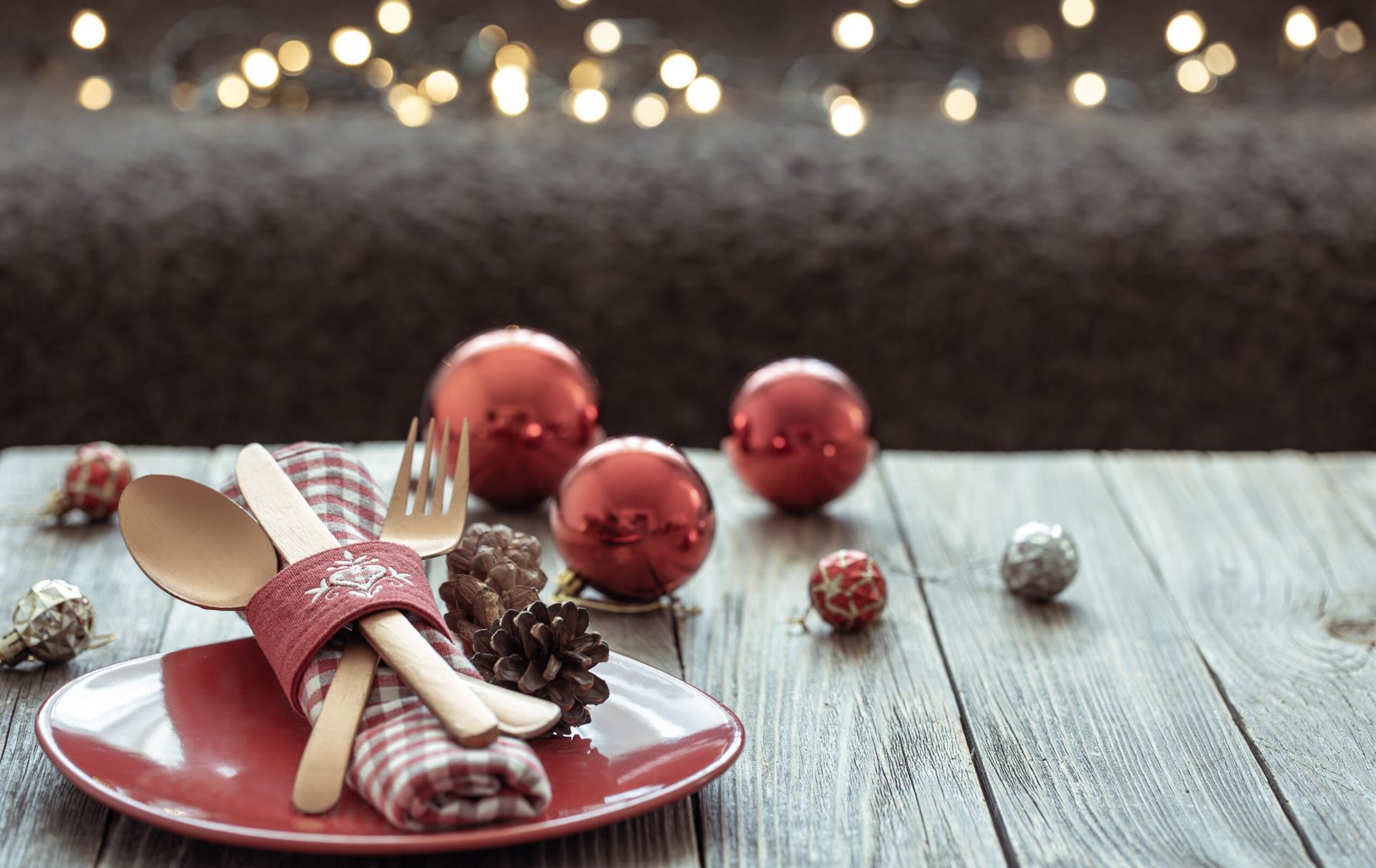 Η γιορτινή ατμόσφαιρα ξεκινά από το στολισμένο τραπέζι