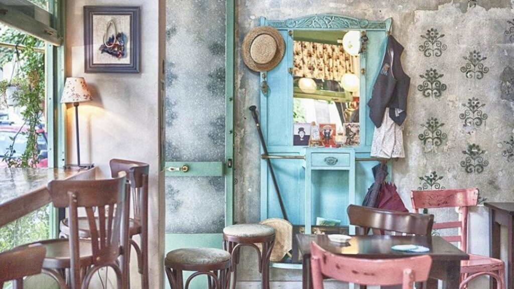 Ρομαντική γωνιά του Lotte Café Bistrot κοντά στην Ακρόπολη, με vintage διακόσμηση και απαλή ατμόσφαιρα.