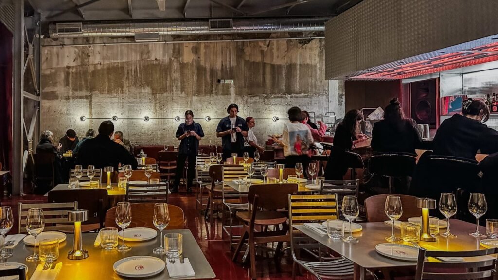 Εσωτερικός χώρος του Βουλκανιζατέρ στο Κουκάκι με industrial αισθητική και ατμοσφαιρικό φωτισμό.