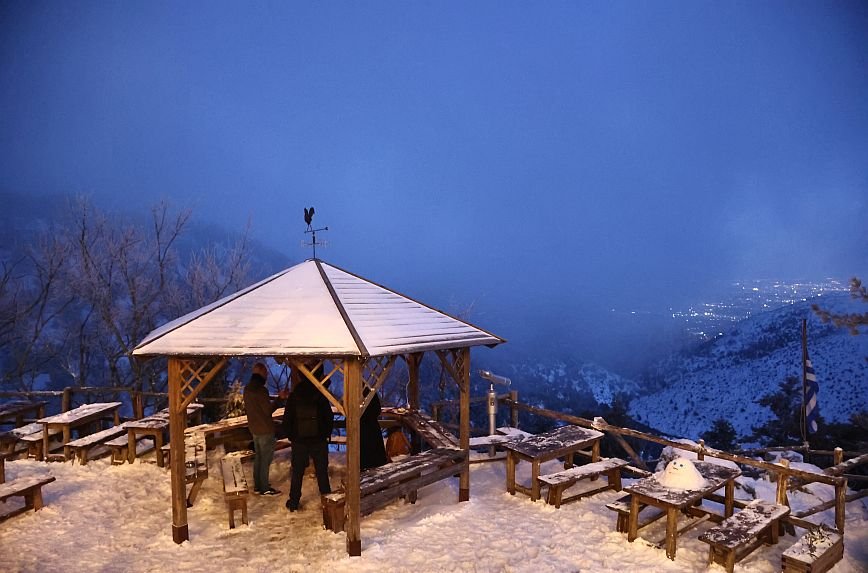 Χιονισμένο κιόσκι στην Πάρνηθα με θέα και γιορτινή ατμόσφαιρα