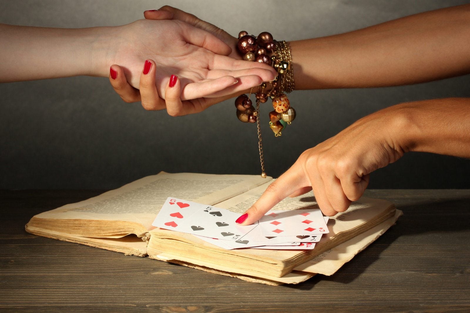 Η επιστροφή της χαρτομαντείας και το όνομα που ξεχωρίζει