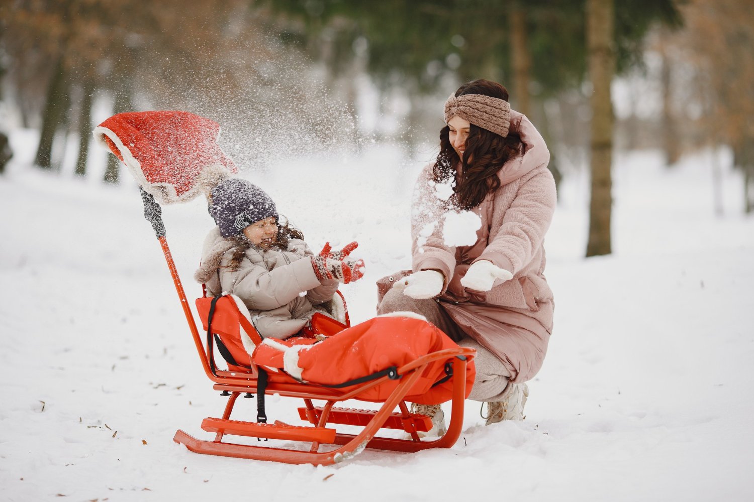 Βόλτες με μωρό τα Χριστούγεννα: Πώς να το ντύσετε σωστά για το κρύο και την υγρασία