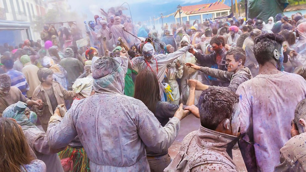 Αλευρομουτζούρωμα – Το αποκριάτικο χάος στο Γαλαξίδι