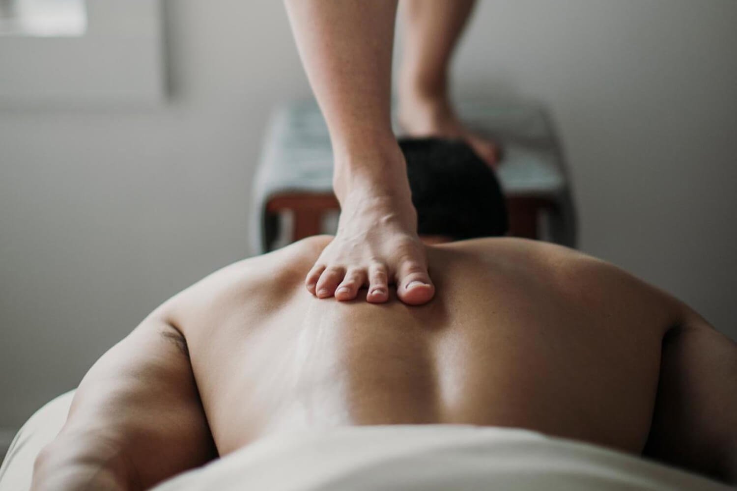 Ashiatsu μασάζ: η βαθιά τεχνική χαλάρωσης που μεταμορφώνει το σώμα